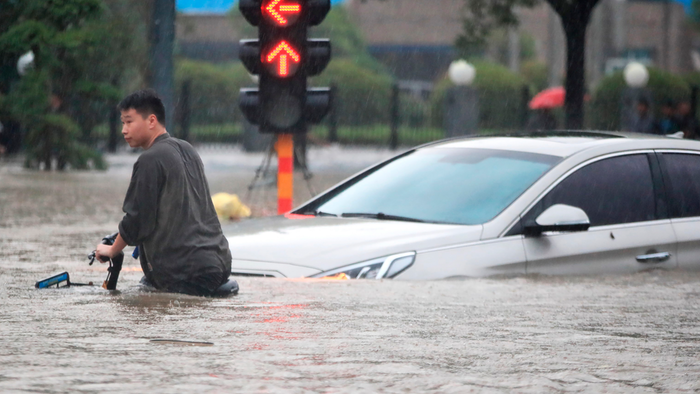 (Видео) Поплави во Кина по силниот дожд, расте бројот на жртви