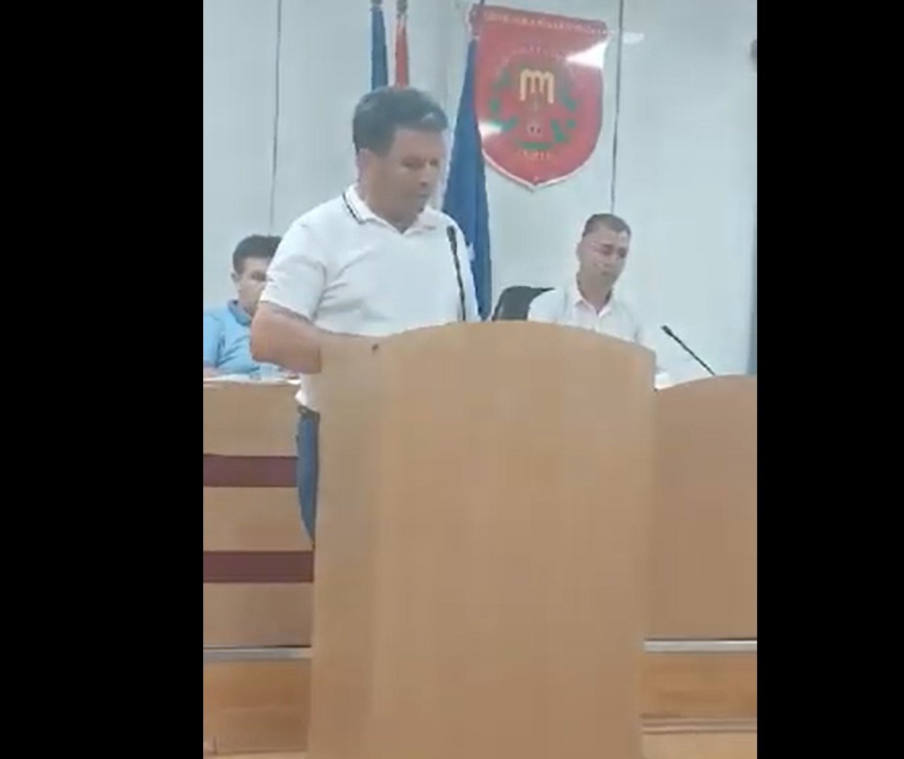 СКАНДАЛ: Градоначалникот на Гази Баба застана на говорница и како наставник почна да „испрашува“
