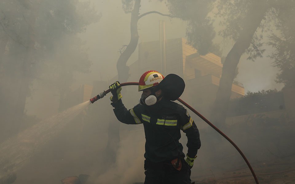 (Видео) Евакуирани четири села во Грција поради пожари
