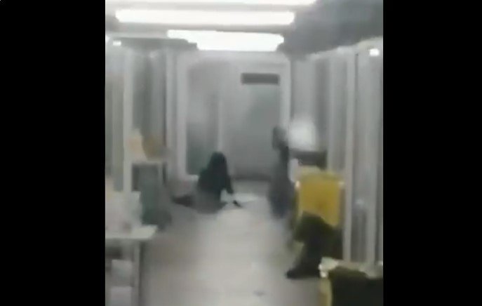 ЖЕНА ПОЛЗИ ВО ХОДНИК ВО МОДУЛАРНА и нема кој да ја крене да и помогне (ВИДЕО)