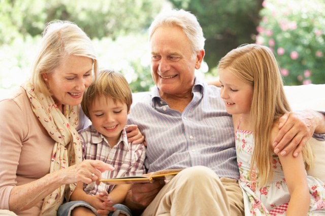 Зошто бабите и дедовците понекогаш „СЕ МЕШААТ“ ВО ВОСПИТУВАЊЕ НА ВНУЦИТЕ?