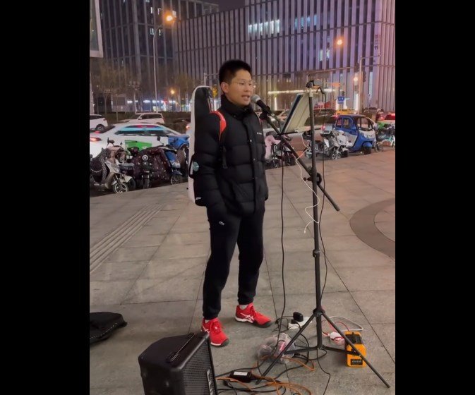 Кинез пее песни од ТОШЕ среде Пекинг! (Видео)