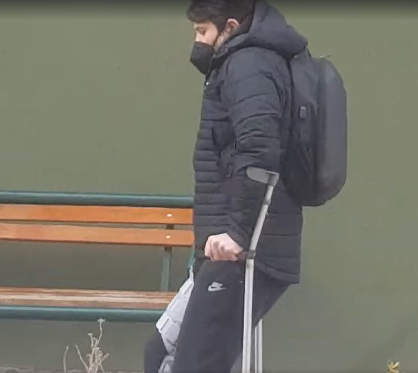 Продолжува ТОРТУРАТА врз Јанакиески: Со оперирана нога и полиција спроведен во суд (ФОТО+ВИДЕО)