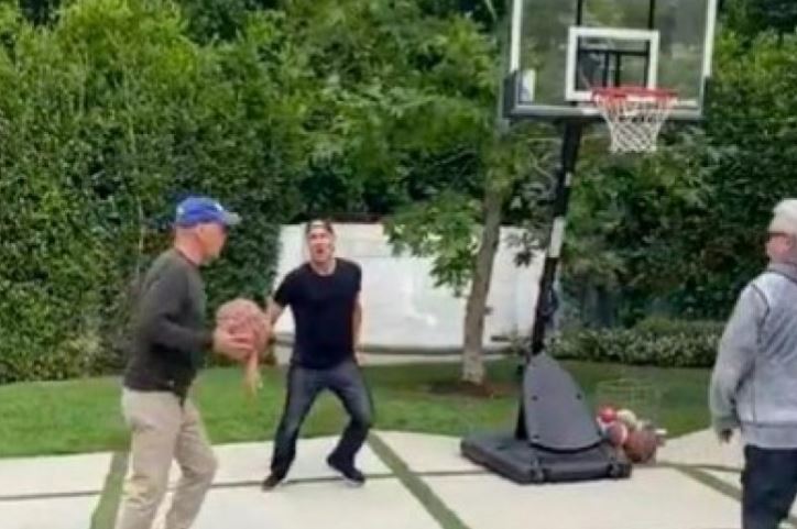 Фановите воодушевени: Брус Вилис снимен како игра кошарка