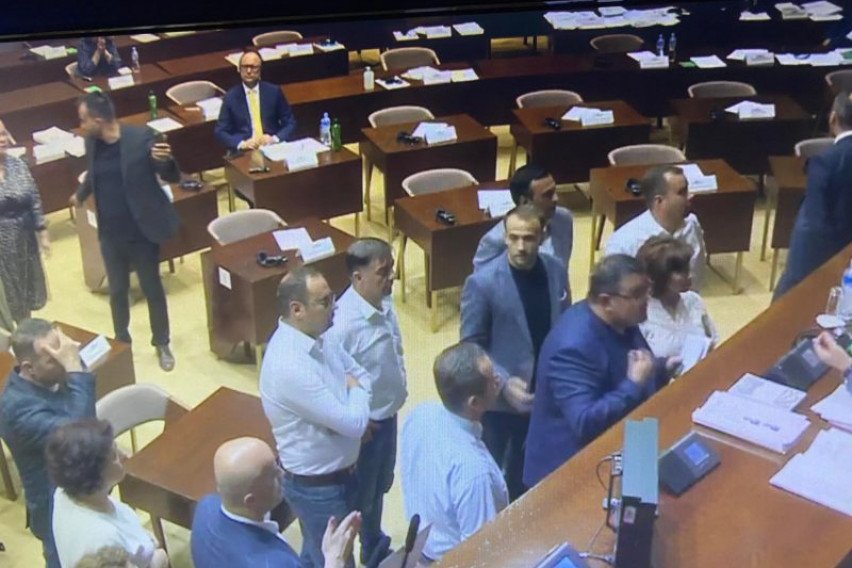 Џафери ја прекина 71. седница по инцидентот во Собранието