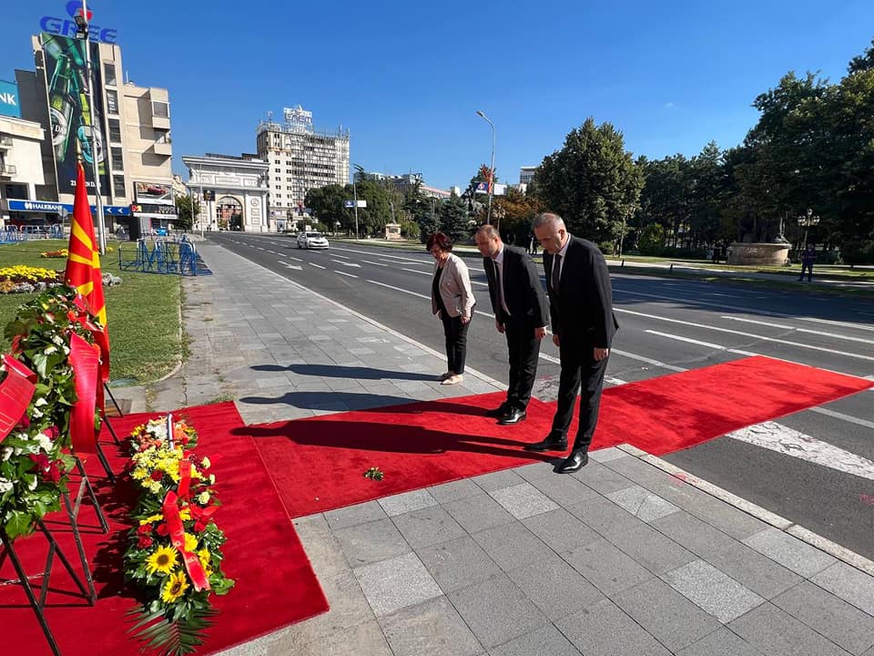 Делегација на вмро-дпмне положи свежо цвеќе на спомениците на методија ...