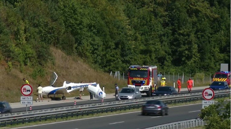 Авион принудно слета на автопат во Словенија