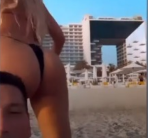 (Видео) Додека маж се снимаше на плажа, задникот на Карлеуша му уападна во кадар