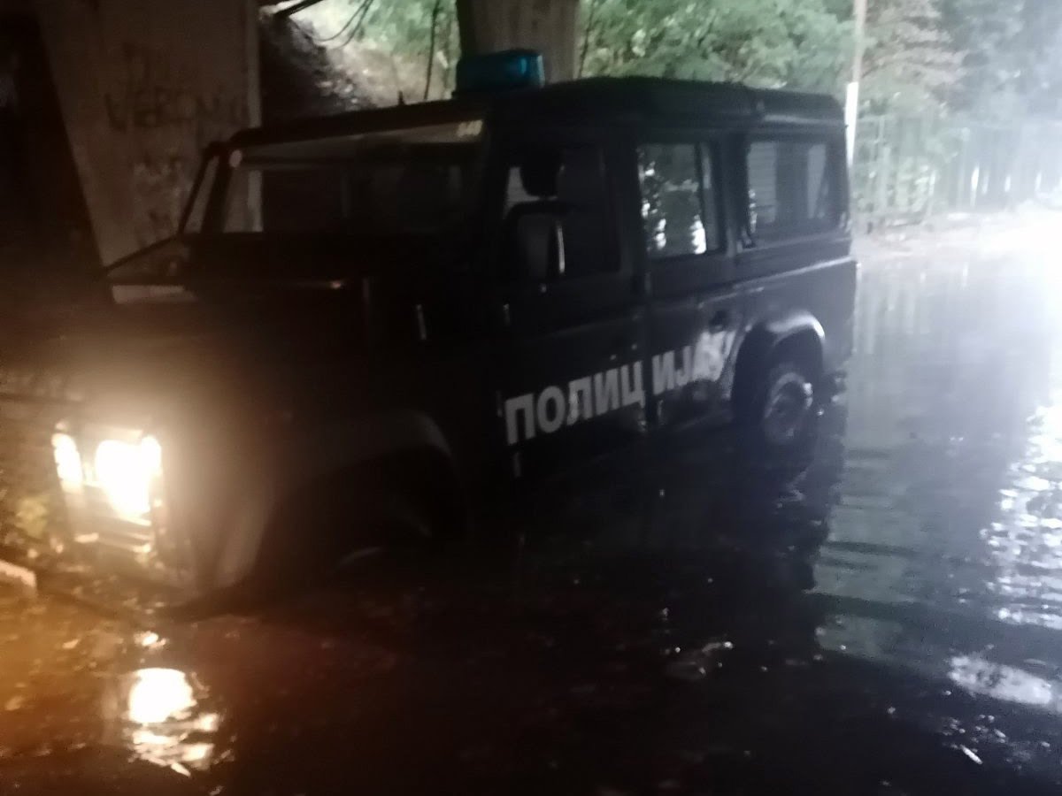 Полициски службеници извлекуваат заглавени возила низ скопје | Vesnik ...