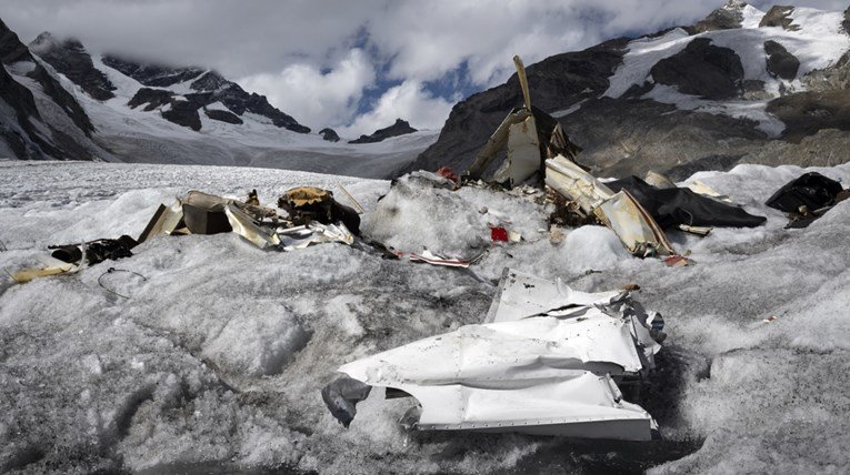 Швајцарските леденици незапирливо се топат- најдени се тела, изчезнат авион…