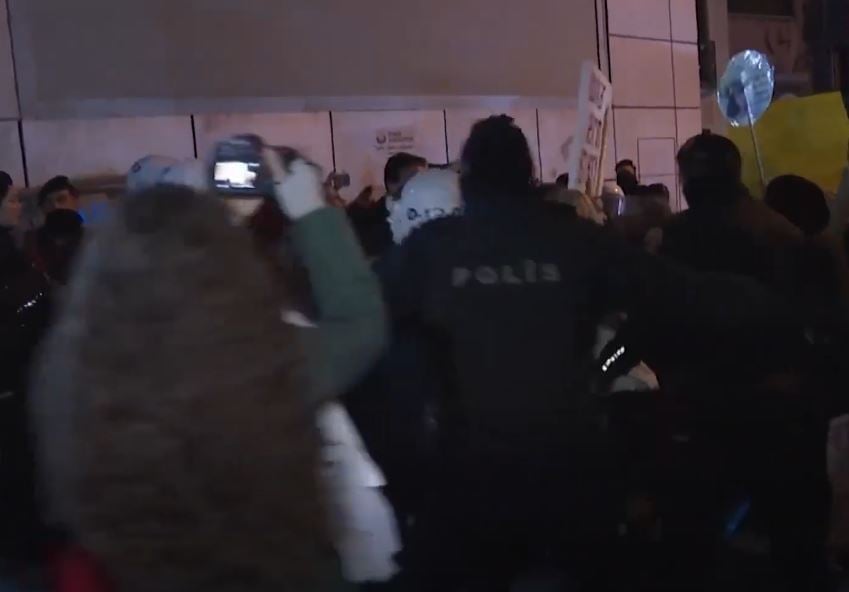 Истанбул: Десетици приведени за време на протестите против насилството врз жените