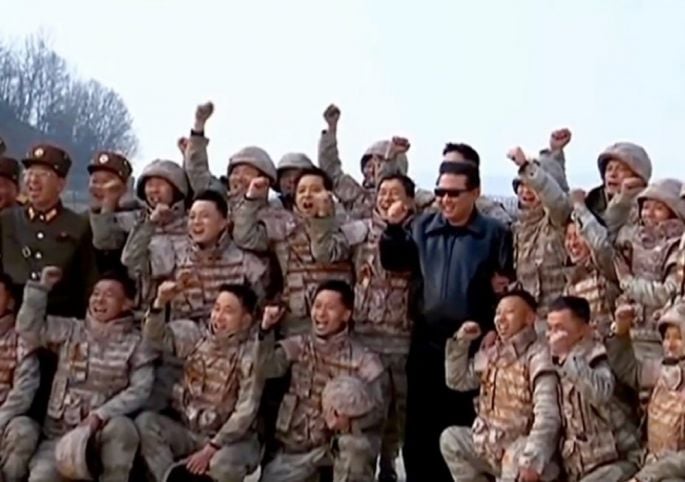 Ким Јонг Ун во име на партијата и владата им се заблагодари на официјалните лица, научниците и службениците