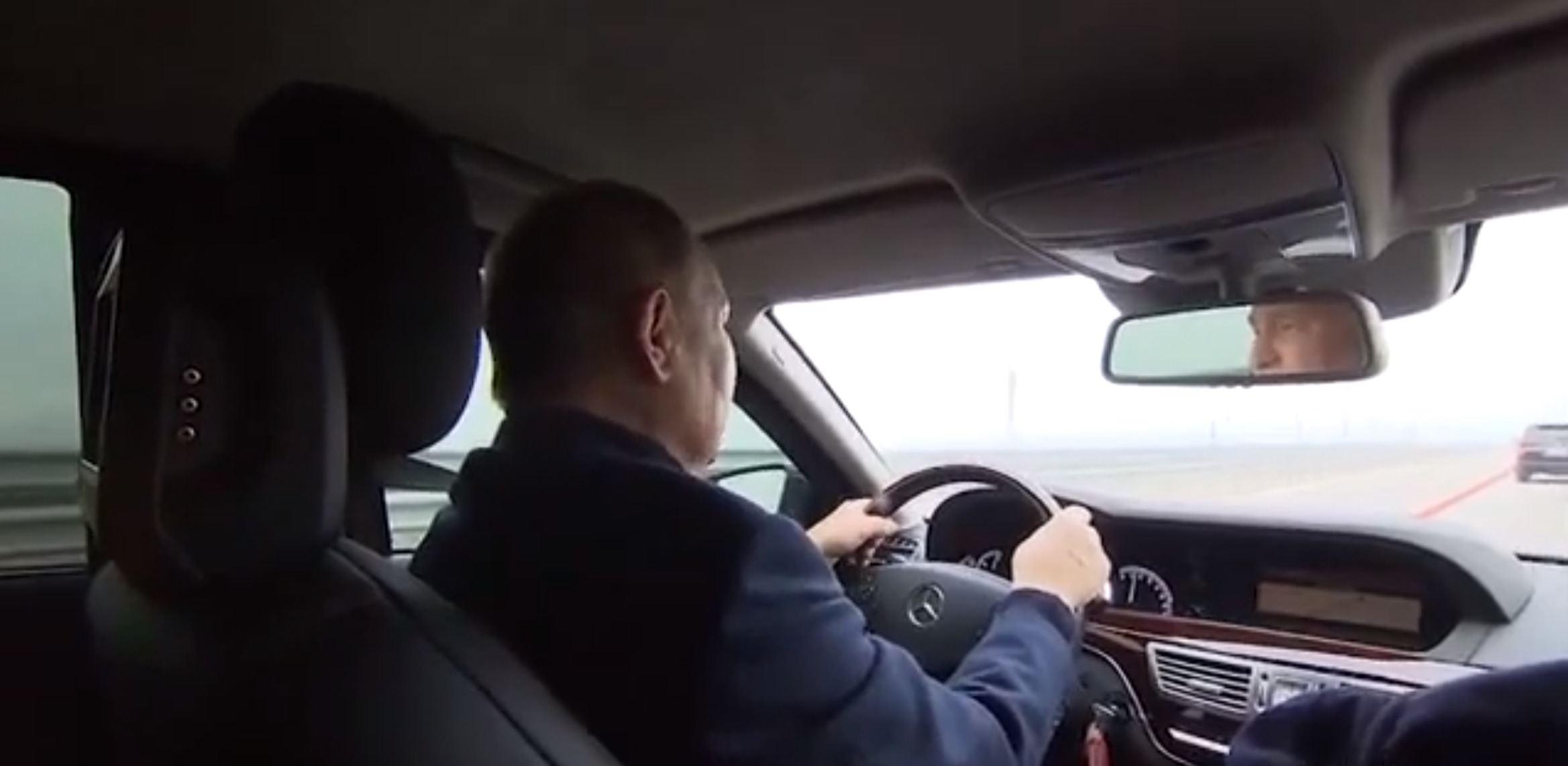 Путин возеше мерцедес преку поправениот кримски мост (видео) | Vesnik ...