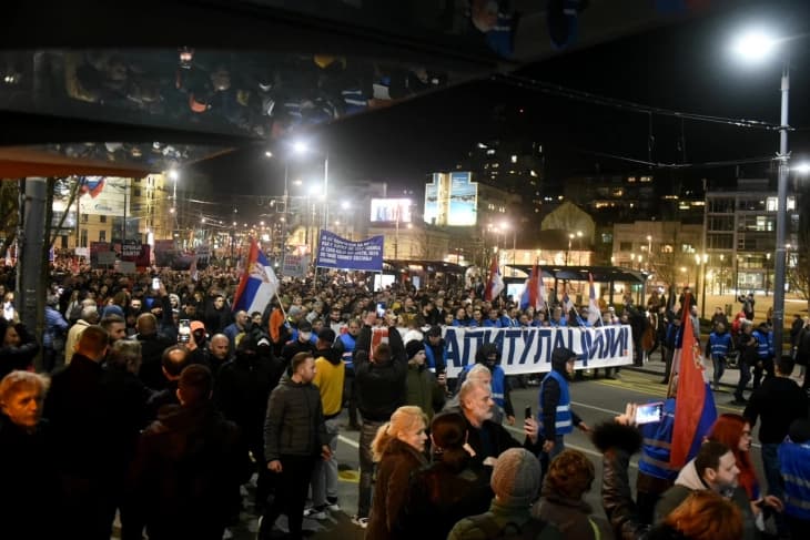 „Блиц“: Екстремисти планираат улични протести во Србија