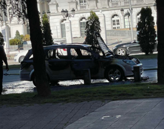Автомобил во движење експлодира пред Влада